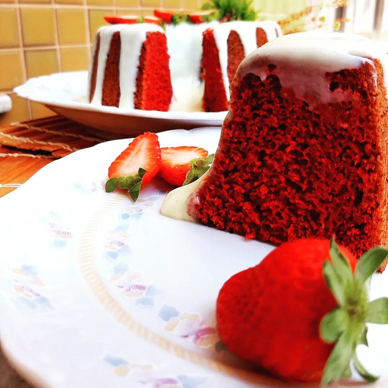 Bolo red velvet com cobertura branca e morangos frescos