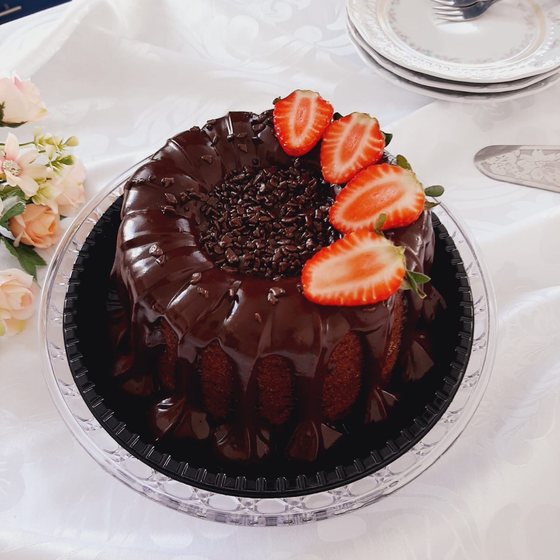 Mini vulcão de chocolate com granulado e morangos